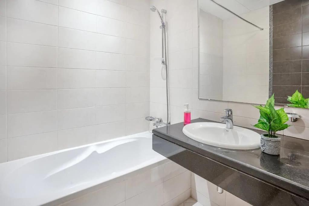 Best 2 Bedroom Apartment Beach Front Abu Dhabi Bagian luar foto